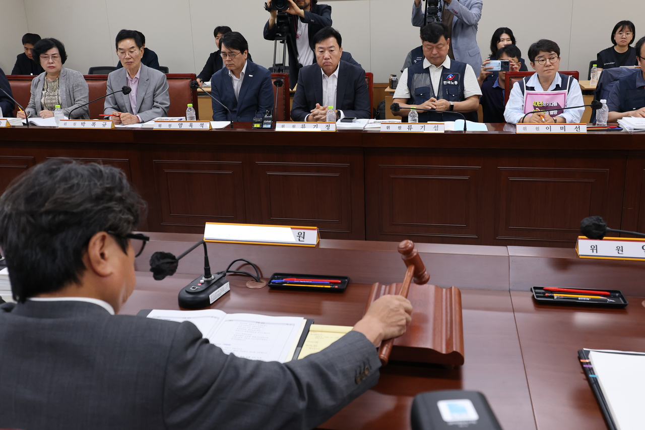 The Minimum Wage Commission meets at the government complex in the central administrative city of Sejong on Thursday. (Yonhap)