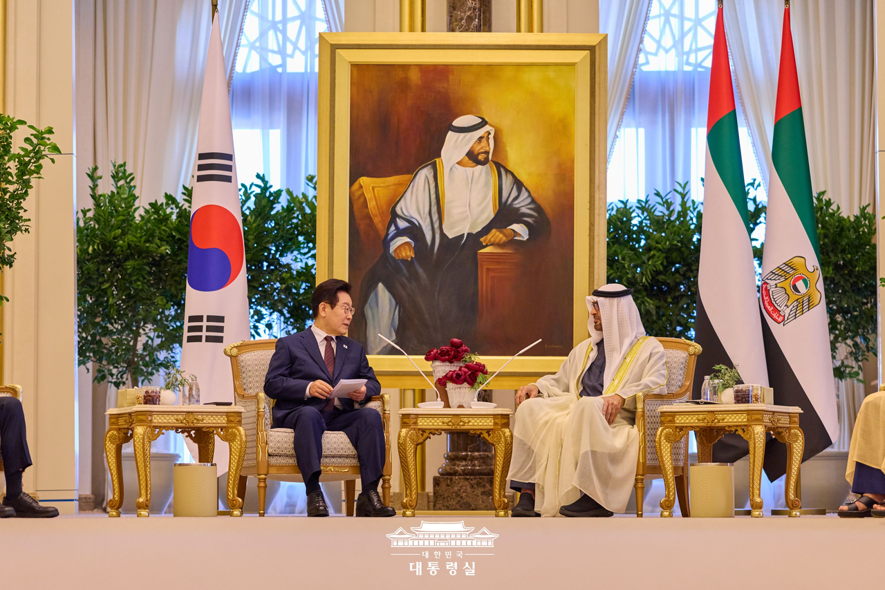 President Lee Jae Myung (left) speaks with United Arab Emirates President Mohamed bin Zayed Al Nahyan in Abu Dhabi during his state visit in November 2025. (Cheong Wa Dae)