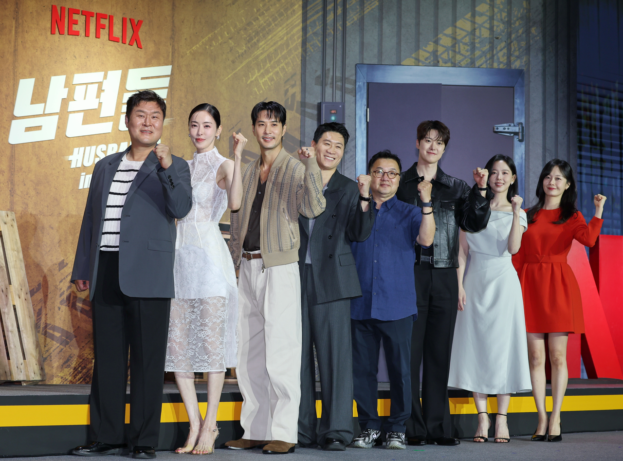 From left: Yoon Kyung-ho, Lee Da-hee, Kim Ji-suk, Jin Sun-kyu, director Park Gyu-tae, Gong Myoung, Kang Hanna and Jeon So-min pose at a press conference for Netflix's "Husbands in Action" at the Ambassador Seoul Pullman in central Seoul on Monday. (Yonhap)
