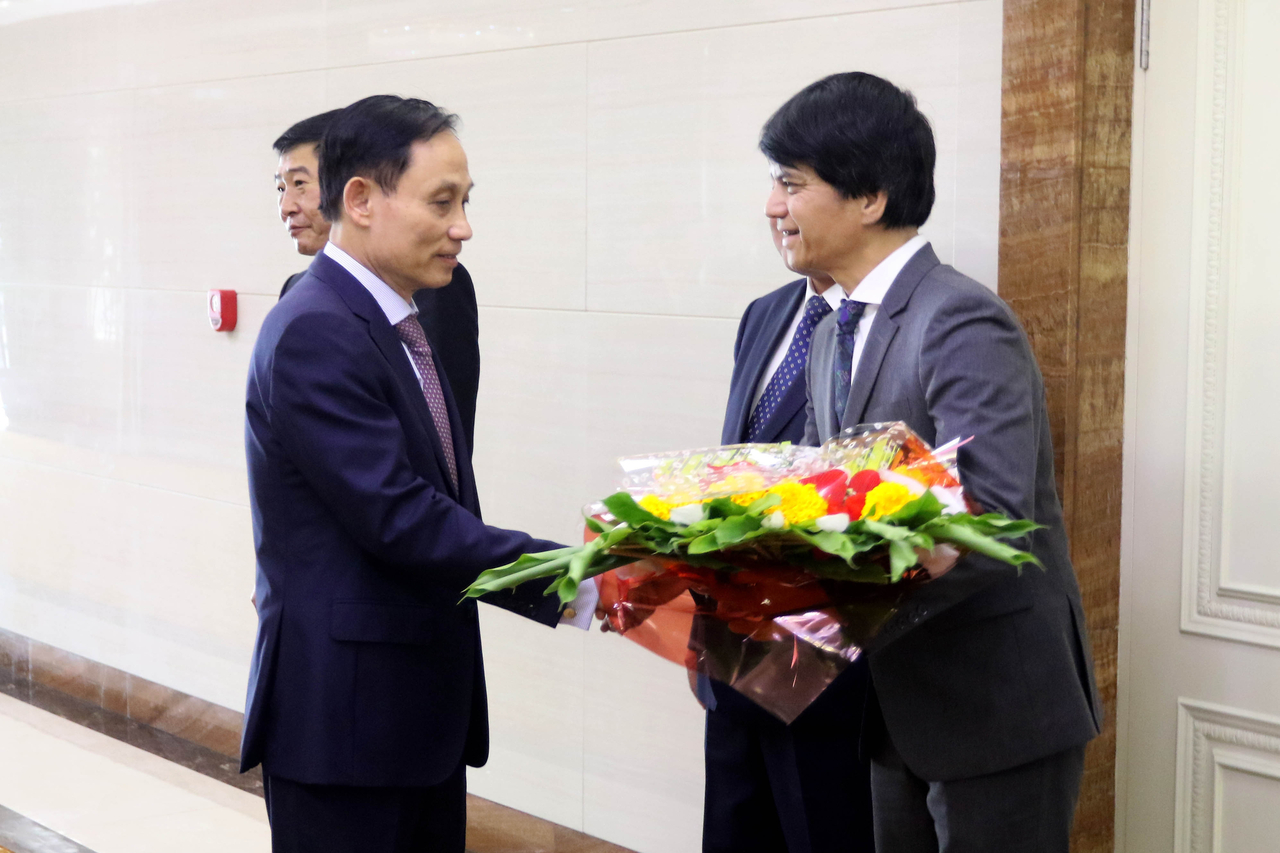 Vietnamese Foreign Minister Le Hoai Trung (left) is greeted by Le Ba Vinh, Vietnamese ambassador to North Korea, on the arrival at Pyongyang International Airport in Pyongyang, on May 12, 2026. (AP-Yonhap)