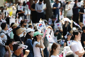Young conservatives find community at Seoul protests