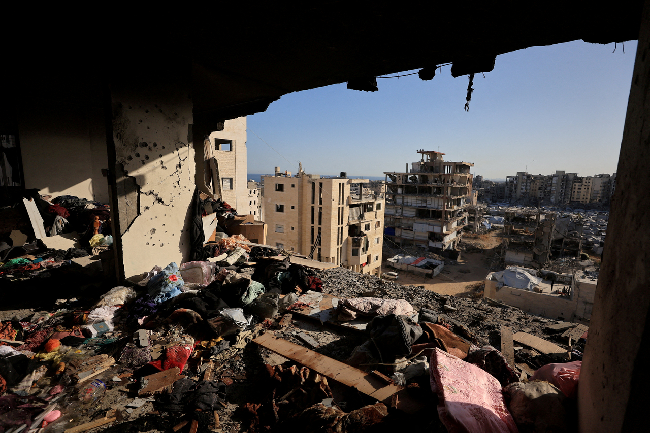 People's belongings lie scattered at the site of an Israeli strike on an apartment building in Gaza City, June 4. (Reuters-Yonhap)