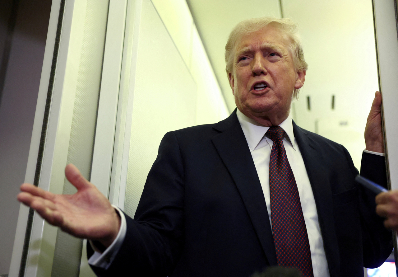 US President Donald Trump speaks to reporters aboard Air Force One on a flight back to Washington March 15, 2026. (Reuters-Yonhap)