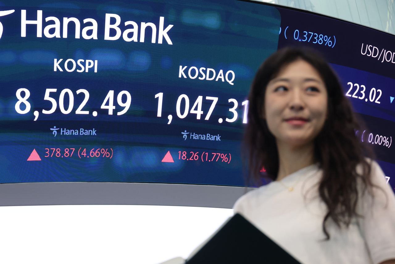 An electronic board at Hana Bank’s dealing room in central Seoul shows the KOSPI on June 15. (Yonhap)