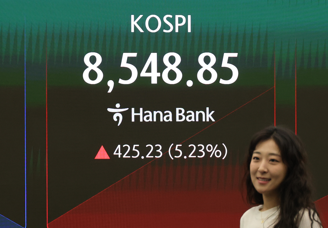 An electronic board at Hana Bank’s dealing room in central Seoul shows the KOSPI on June 15, as South Korean stocks opened sharply higher following news of a ceasefire agreement between the US and Iran. (Yonhap)