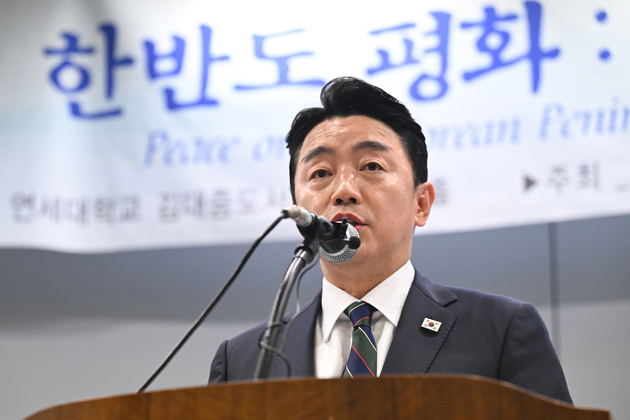 Presidential Chief of Staff Kang Hoon-sik reads a message from President Lee Jae Myung during a ceremony marking the 26th anniversary of the June 15 inter-Korean summit at Yonsei University’s Kim Dae-jung Library in Seoul on Monday. (Joint Press Corps via Yonhap)
