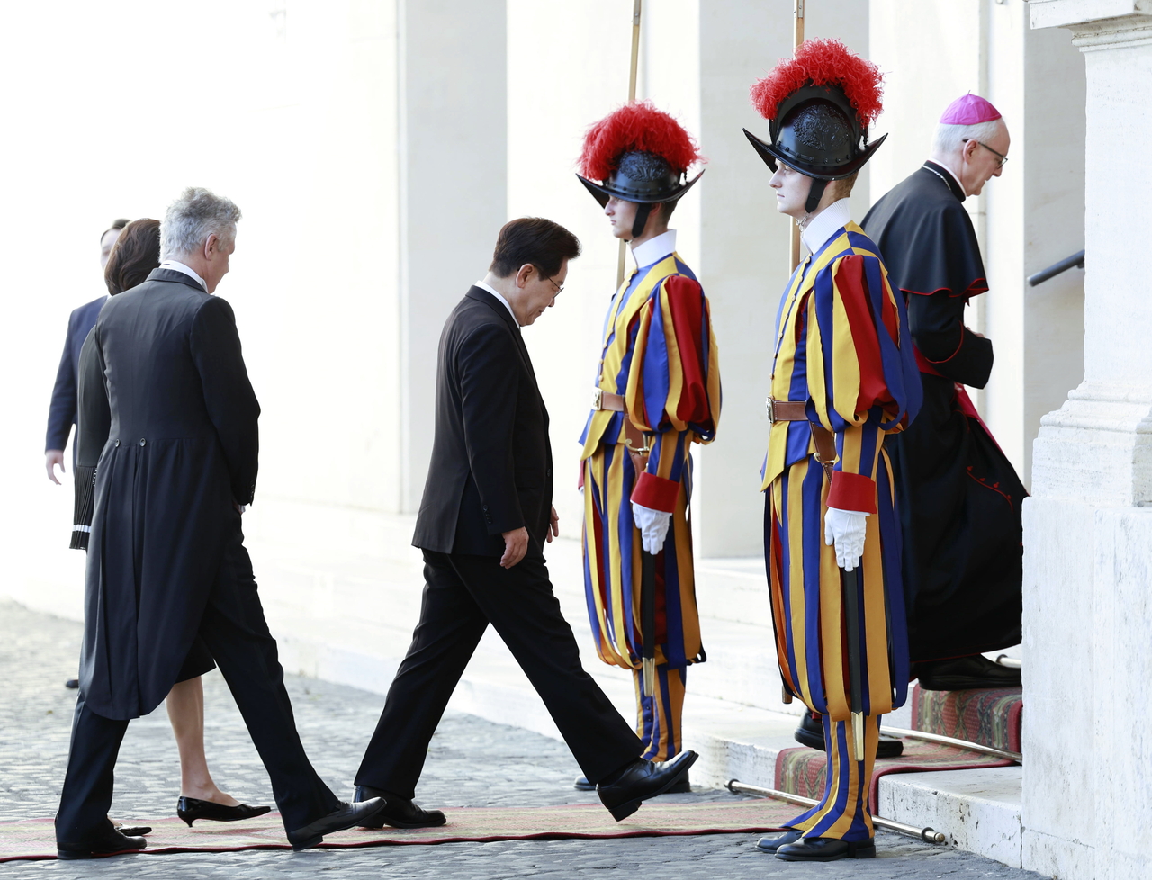 President Lee Jae Myung (center) enters the Apostolic Palace for talks with Pope Leo XIV at the Vatican on Monday. (Yonhap)