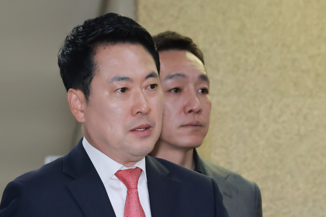People Power Party chair Rep. Jang Dong-hyeok (left) enters the party supreme council meeting at the National Assembly on Monday. (Yonhap)