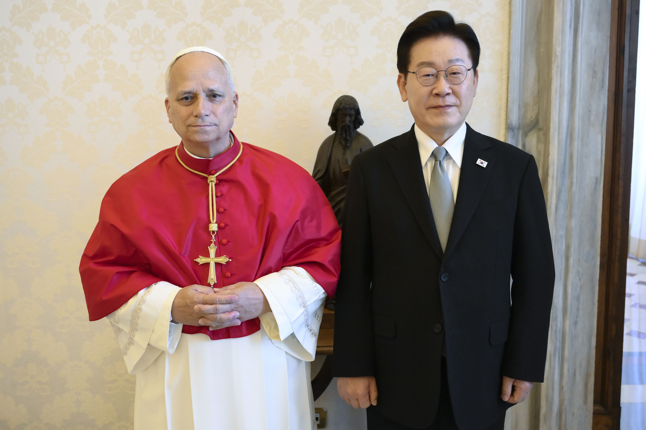 President Lee Jae Myung (right) poses a photo with Pope Leo XIV at the Apostolic Palace, at the Vatican on Monday. (Courtesy of the Vatican)
