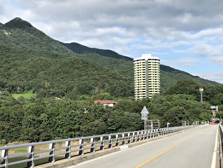 This undated file photo from Yonhap shows the abandoned resort building in Chungju, North Chungcheong Province, where a body was found Sunday. (Yonhap)
