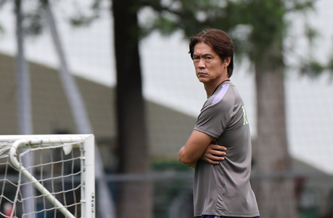 South Korea head coach Hong Myung-bo watches his players during a training session for the FIFA World Cup at Chivas Verde Valle in Zapopan, Mexico, on June 15, 2026. (Yonhap)