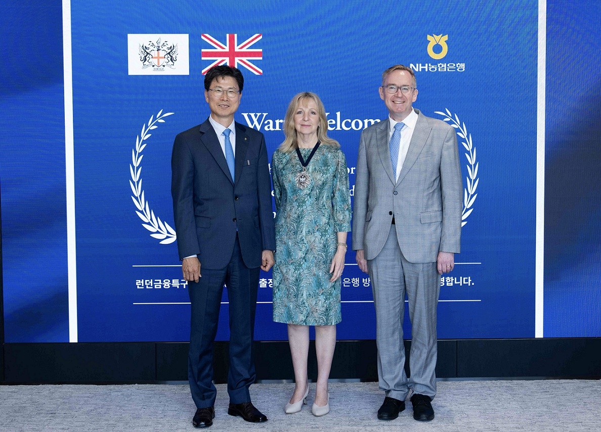From left: Kang Tae-young, CEO of NH NongHyup Bank, Susan Langley, lady mayor of the City of London, and Colin Crooks, British ambassador to South Korea, pose for a photo after a meeting at the NH NongHyup Bank headquarters in central Seoul, Monday. (NH NongHyup Bank)