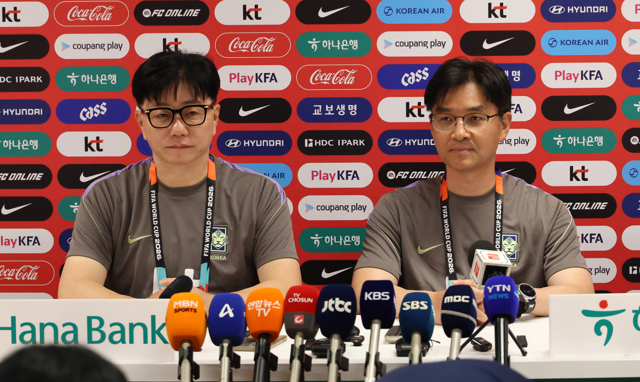 South Korean team physician Song Jun-seob (L) and psychologist Han Doug-hyun speak during a press conference at Chivas Verde Valle in Zapopan, Mexico, on the sidelines of the team's training session for the FIFA World Cup on Monday. (Yonhap)