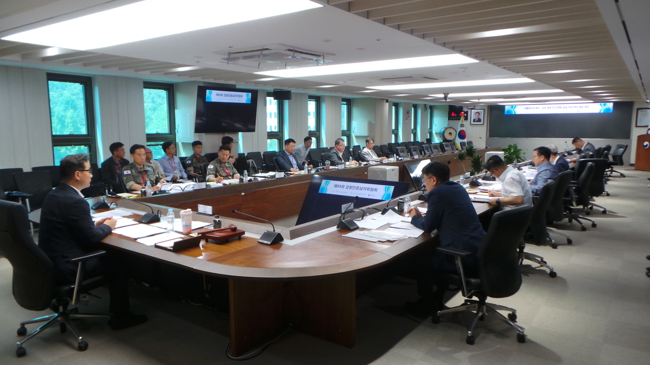 This photo shows a committee reviewing the flight safety evaluation results of South Korea's first homegrown KF-21 fighter jet at the government complex in Gwacheon, south of Seoul, on Monday. (Defense Acquisition Program Administration)
