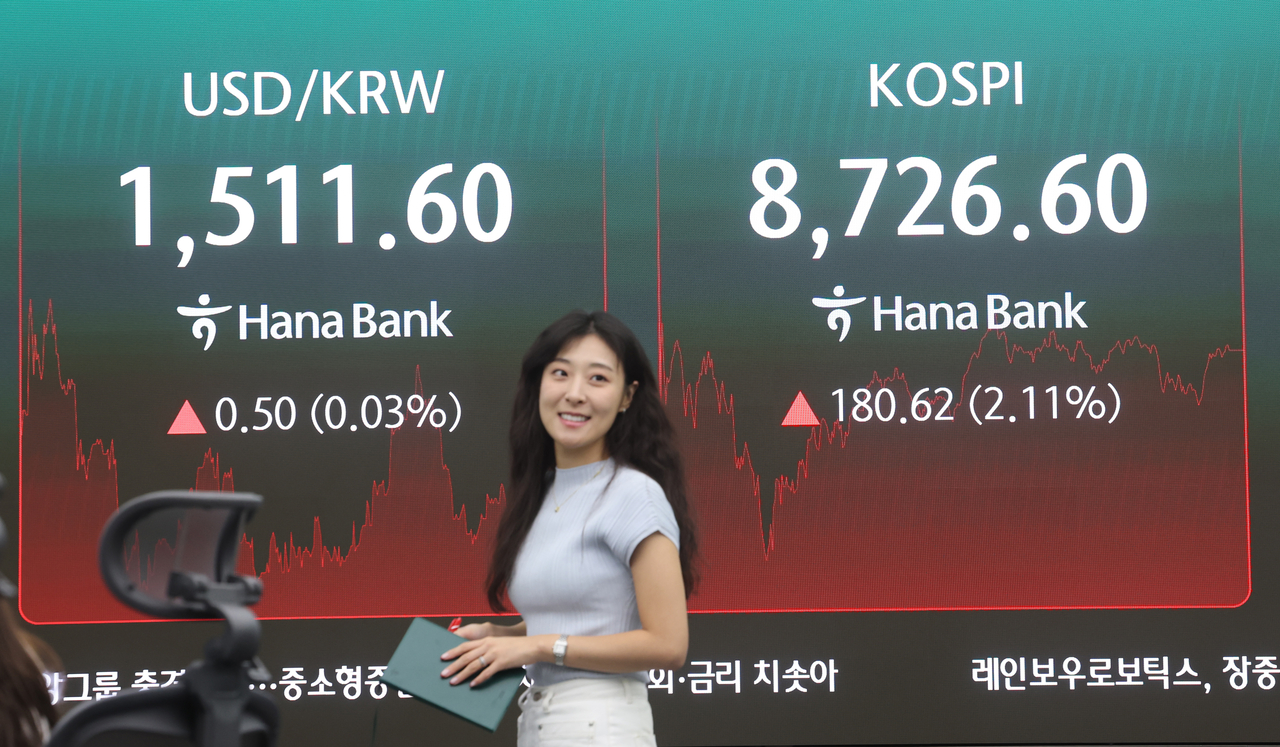 An electronic board showing the Korea Composite Stock Price Index at a dealing room of the Hana Bank headquarters in Seoul on Tuesday. (Yonhap)