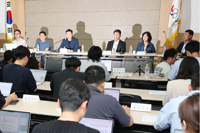 Officials from the Korean Sport & Olympic Committee and sports federations based in Seoul’s Olympic Park Handball Gymnasium hold a press conference at Seoul Olympic Parktel in Songpa District, Seoul, Monday. (Yonhap)