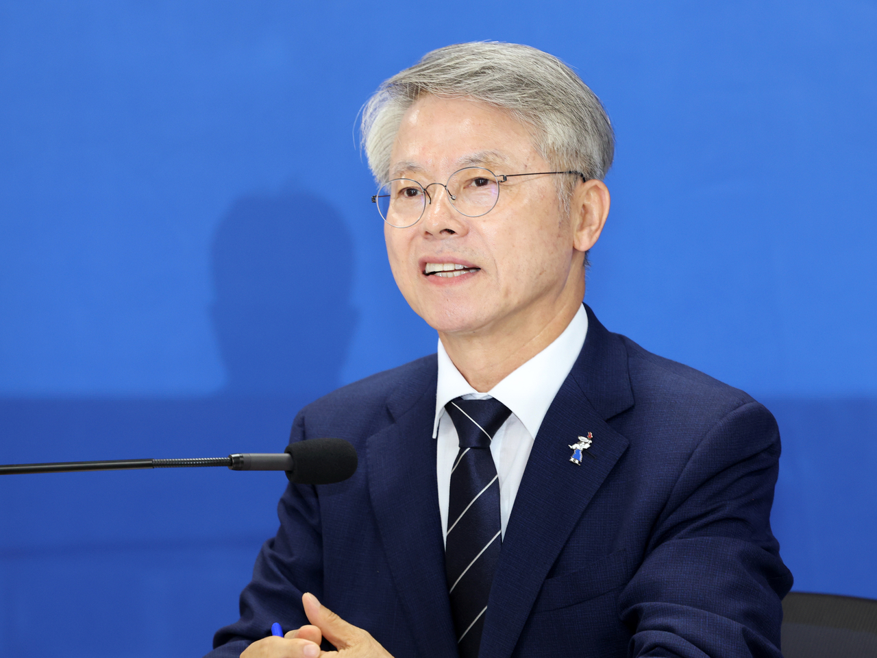 Min Hyung-bae, incoming leader of the new Gwangju-Jeonnam unified special city, speaks at the launch of his transition committee in Naju, South Jeolla Province, on June 8. (Yonhap)