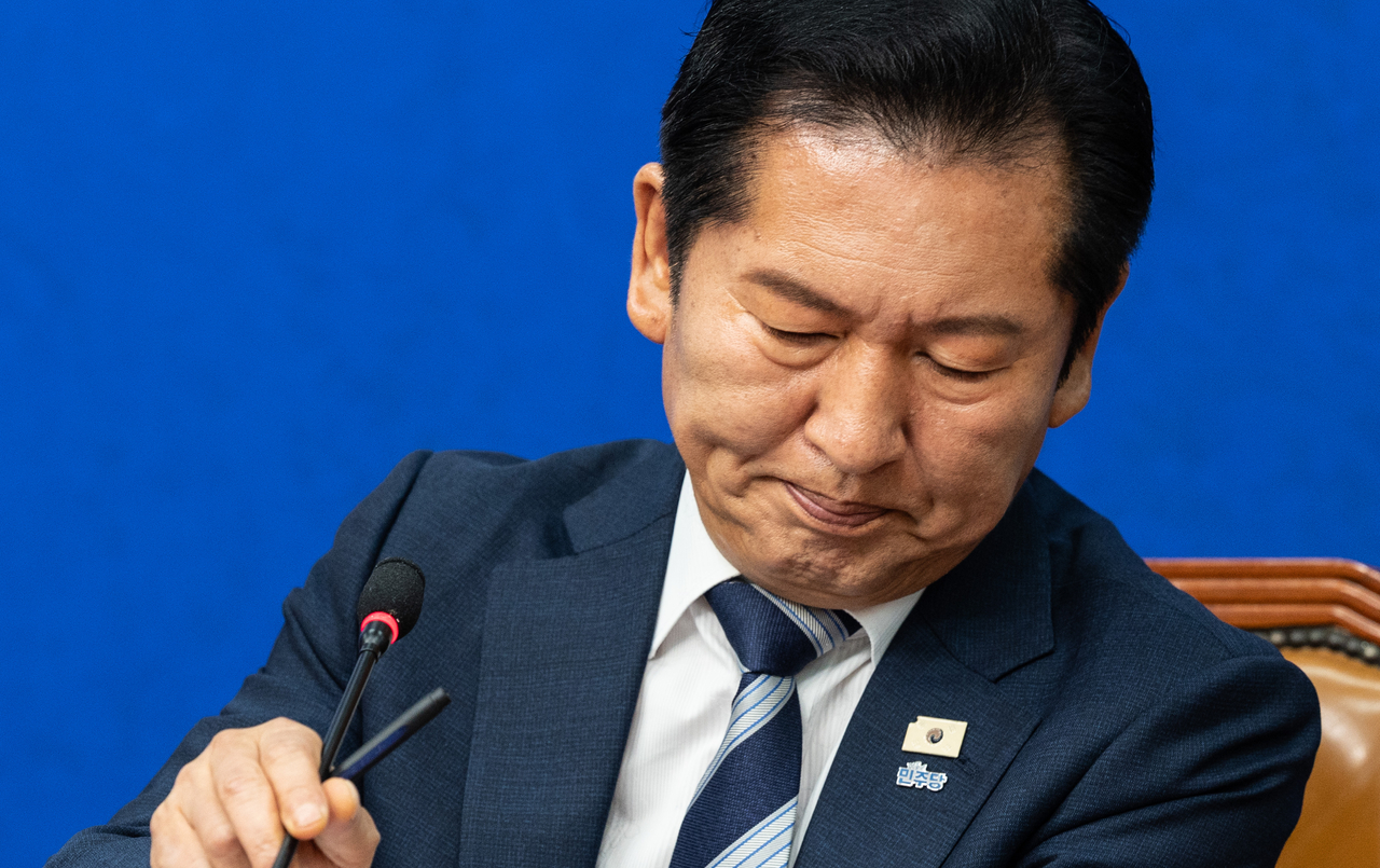 Democratic Party chair Rep. Jung Chung-rae is pictured at a meeting of the party's central committee on Tuesday. (Yoon Chang=bin/The Korea Herald)
