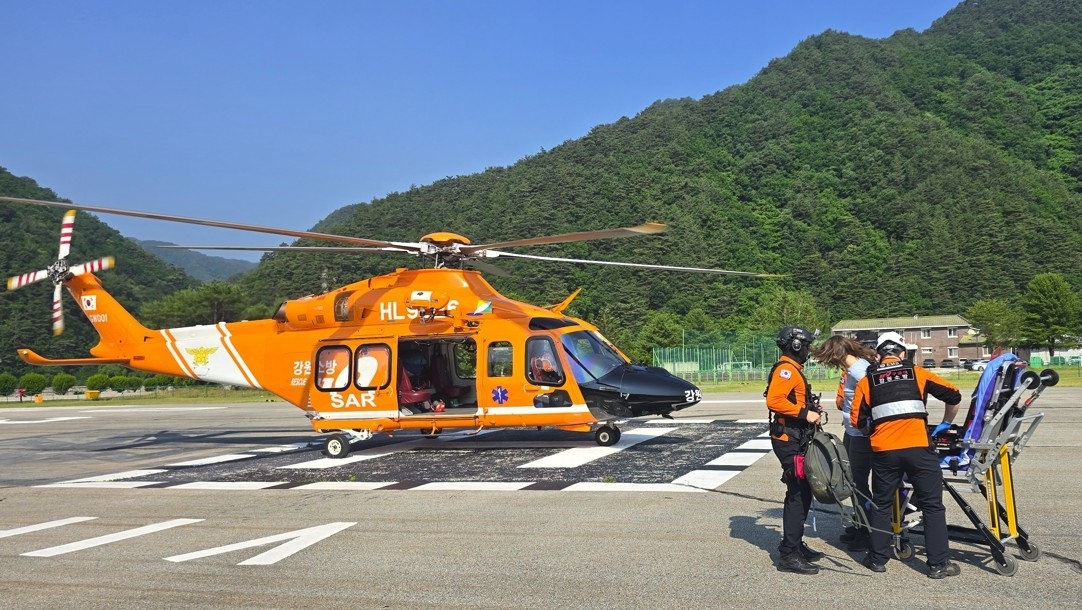 A Dutch hiker rescued from Seoraksan after suffering an ankle injury is transferred to paramedics. (Gangwon 119 Special Rescue Team)