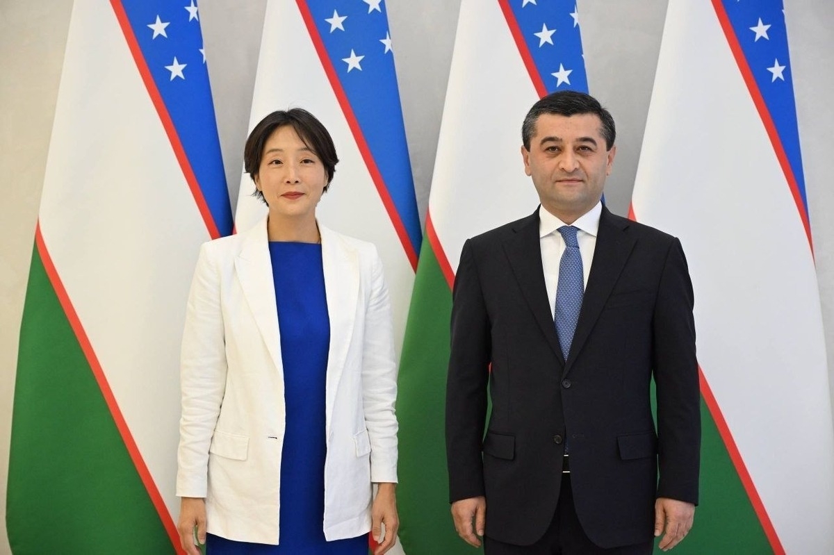 South Korean Deputy Foreign Minister Chung Eui-hae (L) and Uzbek Foreign Minister Bakhtiyor Saidov pose for a photo during their meeting in Tashkent on Monday. (Ministry of Foreign Affairs)