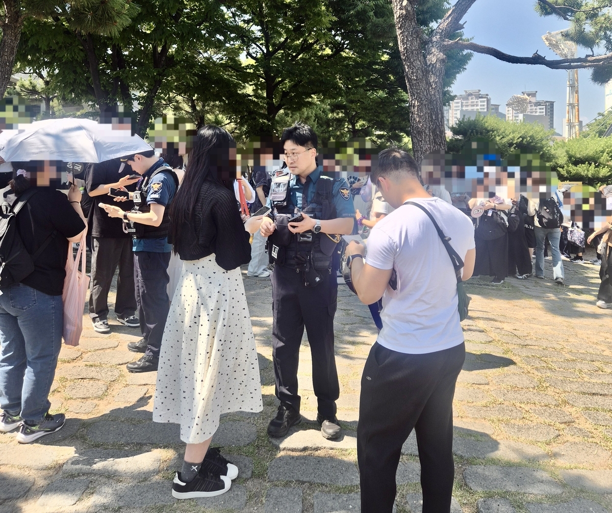 Police officers crack down on scalping outside Busan Asiad Main Stadium for TS’ “Arirang” concerts held Friday and Saturday. (Busan Metropolitan Police Agency)
