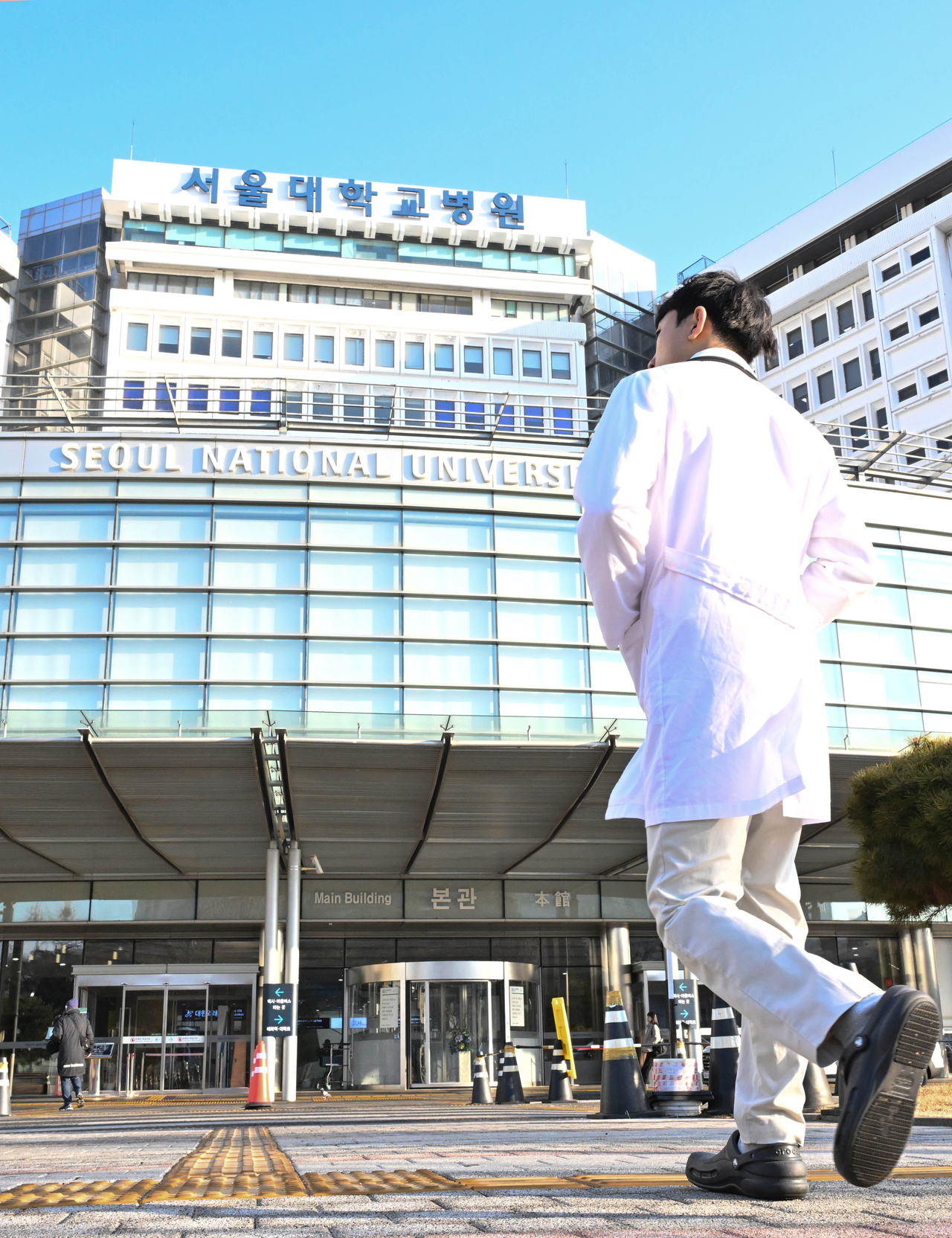 A doctor walks into Seoul National University Hospital in Seoul, Feb. 25, 2025. (Im Se-jun/The Korea Herald)