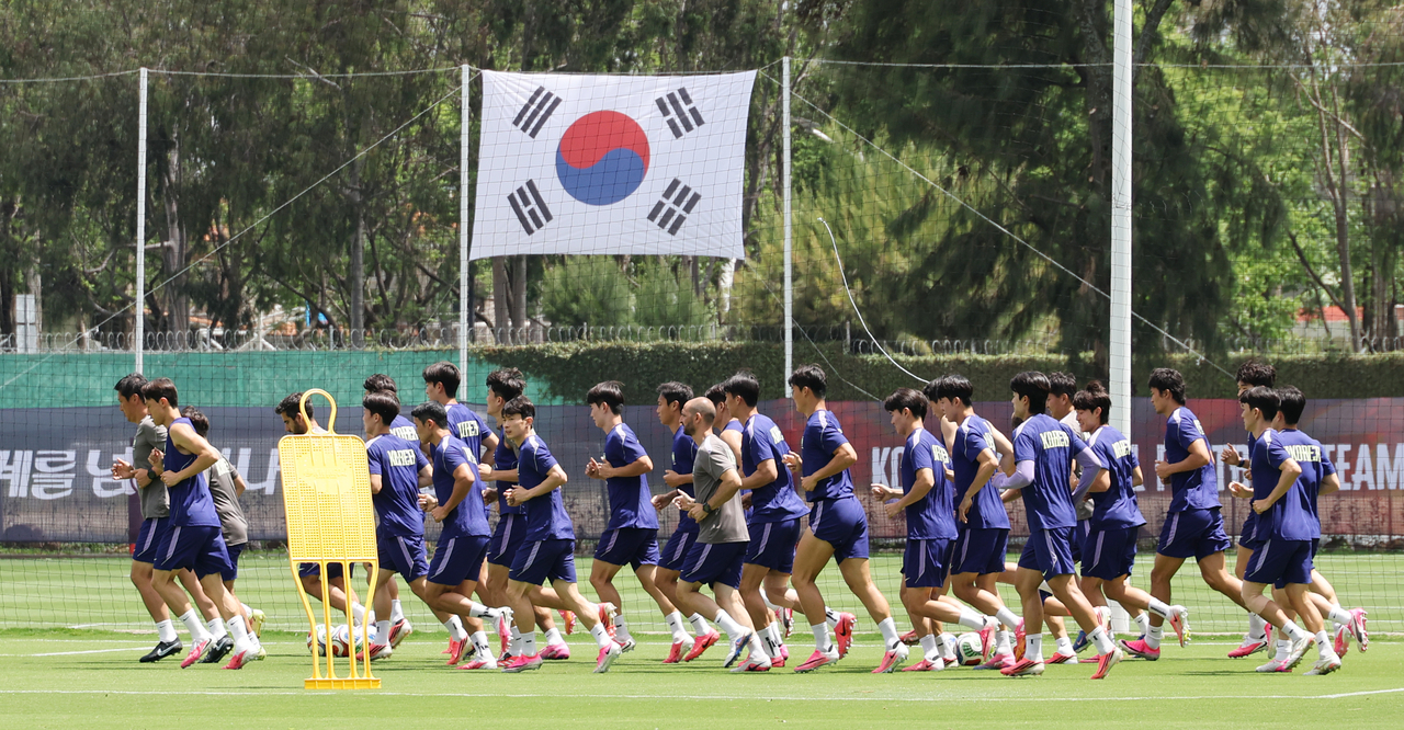 South Korean players warm up before a training session for the FIFA World Cup at Chivas Verde Valle in Zapopan, Mexico, on June 15, 2026. (Yonhap)
