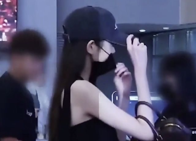 Jang Won-young lowers her mask during an identity check at Gimpo International Airport on May 30. (X)