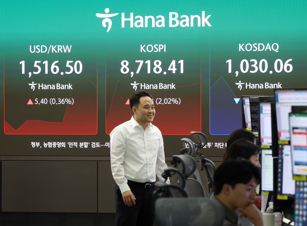 An electronic board showing the Korea Composite Stock Price Index at a dealing room of the Hana Bank headquarters in Seoul on Tuesday. (Yonhap)