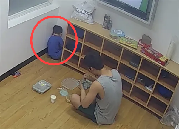 A 3-year-old child sits at the corner of a room at a detention center in 2023. (Public Interest Law Organization Duroo)