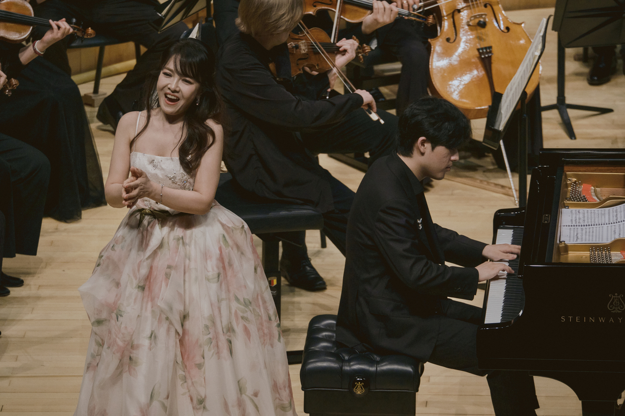 Soprano Im Sunhae (left) and pianist Lim Yunchan perform in a concert with Camerata Salzburg at Lotte Concert Hall in Jamsil, Songpa-gu, eastern Seoul. (Moc Production)