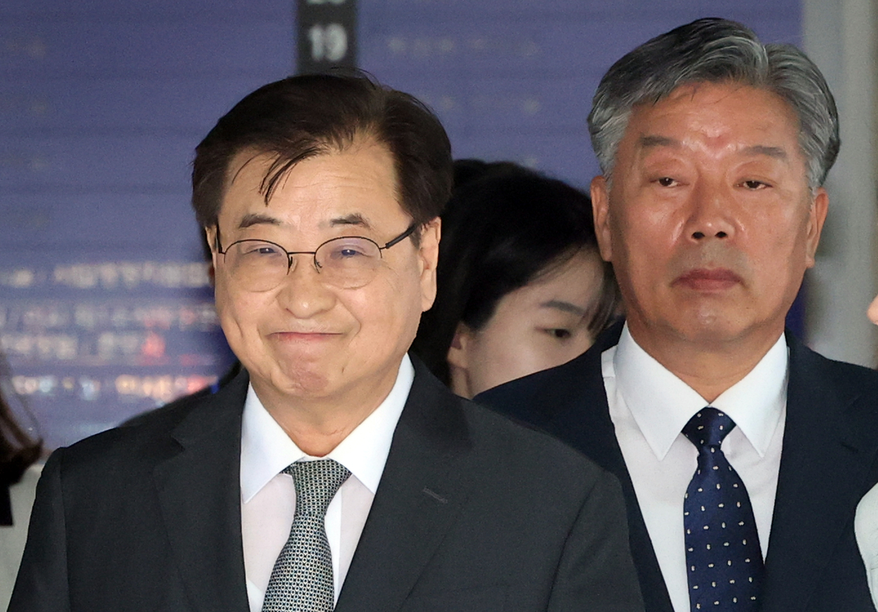 Former National Security Adviser Suh Hoon (L) and Kim Hong-hee, a former Coast Guard chief, walk out of a courtroom at the Seoul High Court in southern Seoul on Tuesday, after being acquitted on charges of involvement in an alleged cover-up of the 2020 murder of a fisheries official by North Korea. (Yonhap)