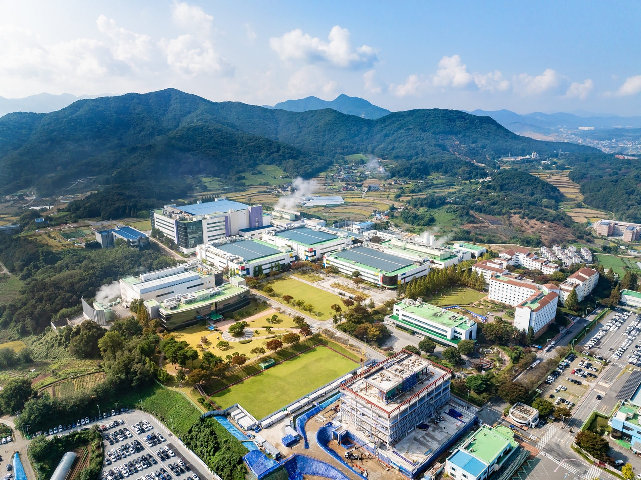 Samsung Electronics’ Onyang Nano City, about 90 kilometers south of Seoul, handles packaging and testing. (Samsung Electronics)