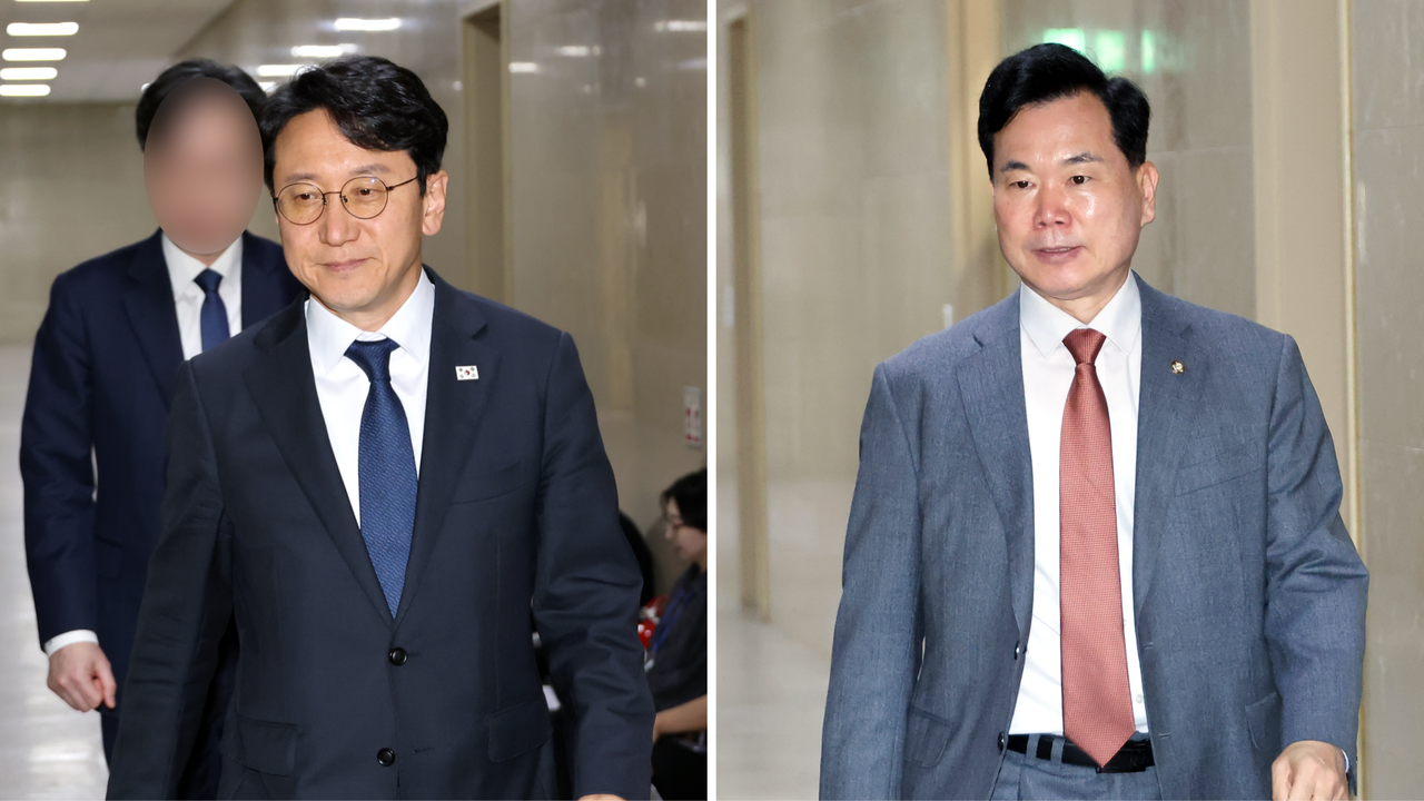 Rep. Cheon Jun-ho (left) of the ruling Democratic Party of Korea and Rep. Kim Seung-su of the main opposition People Power Party, the senior deputy floor leaders in charge of parliamentary operations, walk to a meeting at the National Assembly in Seoul on Tuesday. (Yonhap)