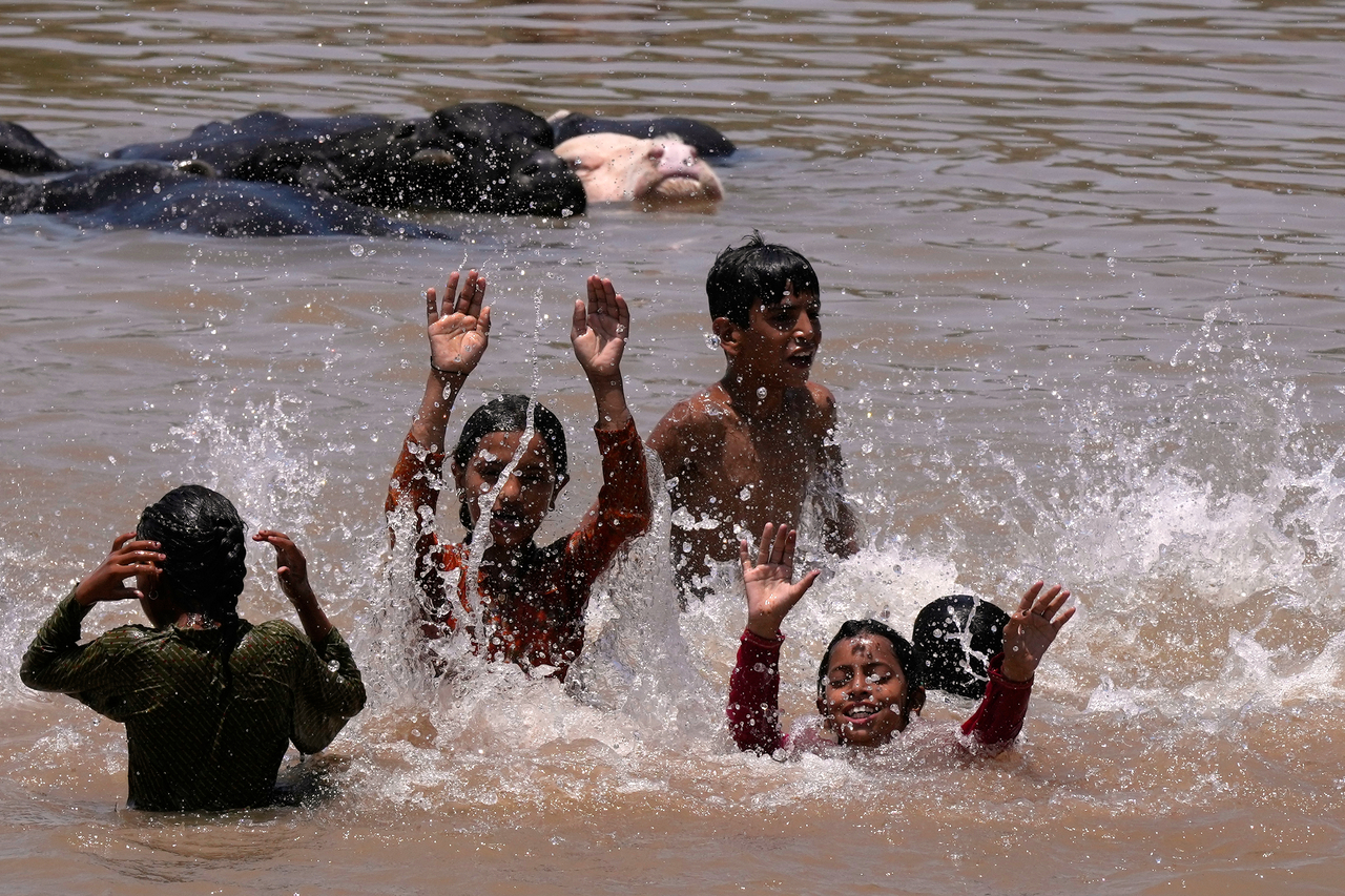 Indian children cool off in the River Tawi in Jammu, India, June 6. (AP-Yonhap)