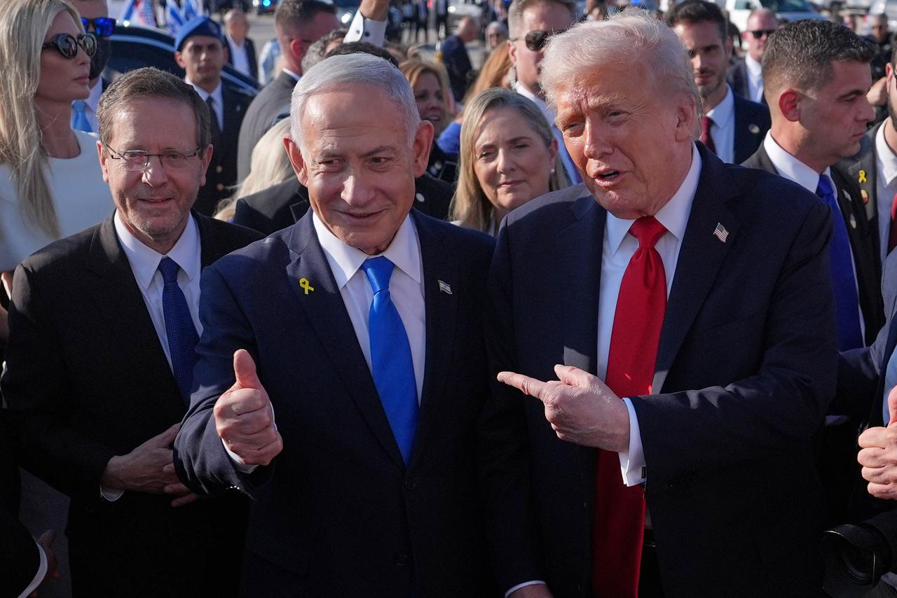 US President Donald Trump (right) poses for a photo with Israel's Prime Minister Benjamin Netanyahu near Tel Aviv, Israel, in October 2025. (AP-Yonhap)