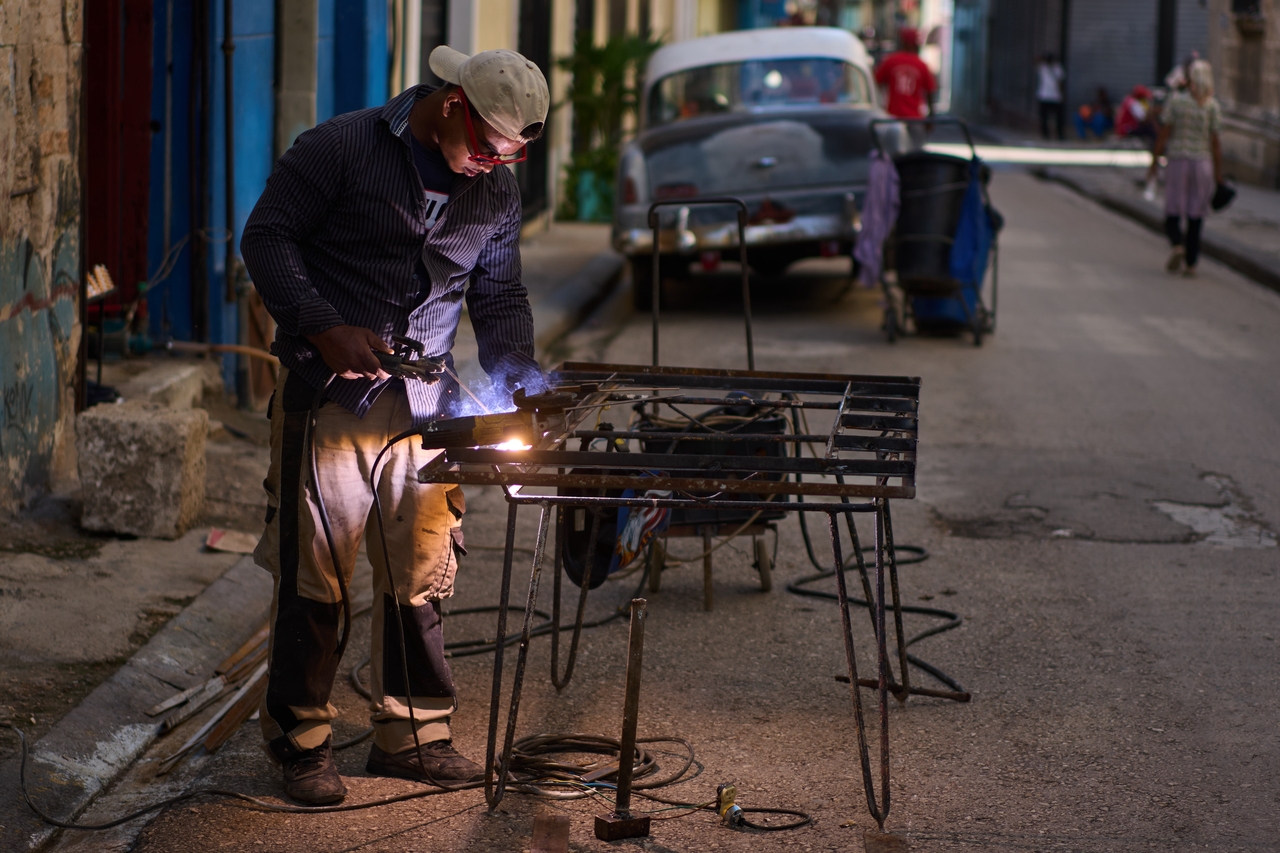 A blacksmith welds a door in Havana, Cuba, June 9. (AP-Yonhap)