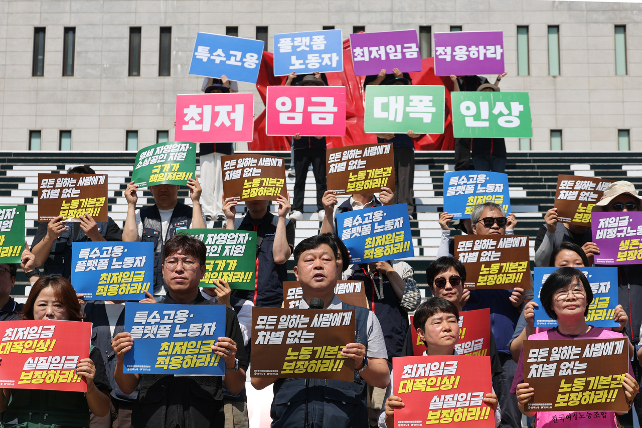 Members of South Korea’s two largest labor federations hold a press conference in Jongno-gu, Seoul, on Monday to announce a proposal for the 2027 minimum wage. (Yonhap)
