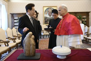 Lee invites Pope to World Youth Day in S. Korea