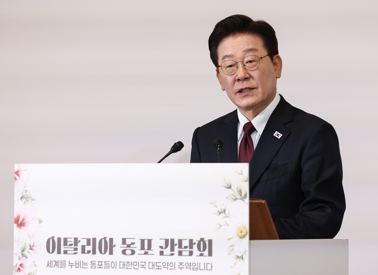 President Lee Jae-myung delivers a congratulatory speech at a luncheon meeting with Korean residents in Rome, Italy, on June 15 (local time). (Yonhap)