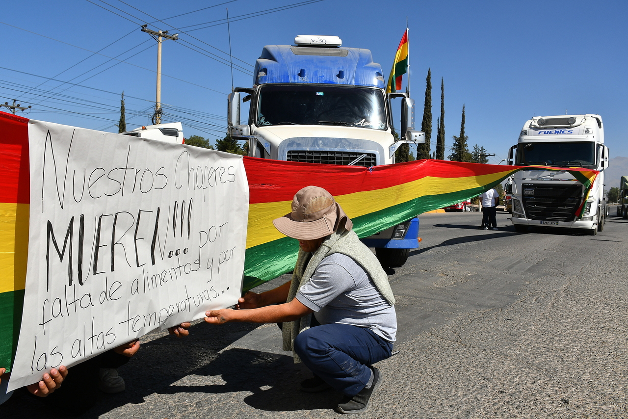 Truckers take part in a caravan protest demanding an end to roadblocks in Cochabamba, Bolivia, Monday. (EPA-Yonhap)