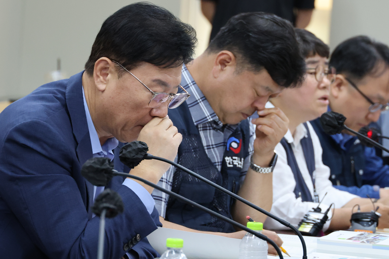 Rhu Kee-jung (left), an employer representative and executive director of the Korea Enterprises Federation, listens to remarks by Lee Mi-sun (third from left), vice chair of the Korean Confederation of Trade Unions, during the sixth plenary session of the Minimum Wage Commission at the Government Complex Sejong on Tuesday. (Yonhap)