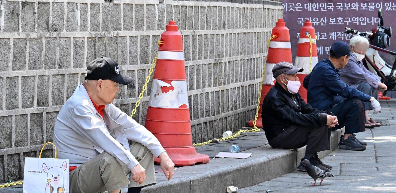 Senior citizens gather at Tapgol Park in central Seoul (Im Se-jun/The Korea Herald)