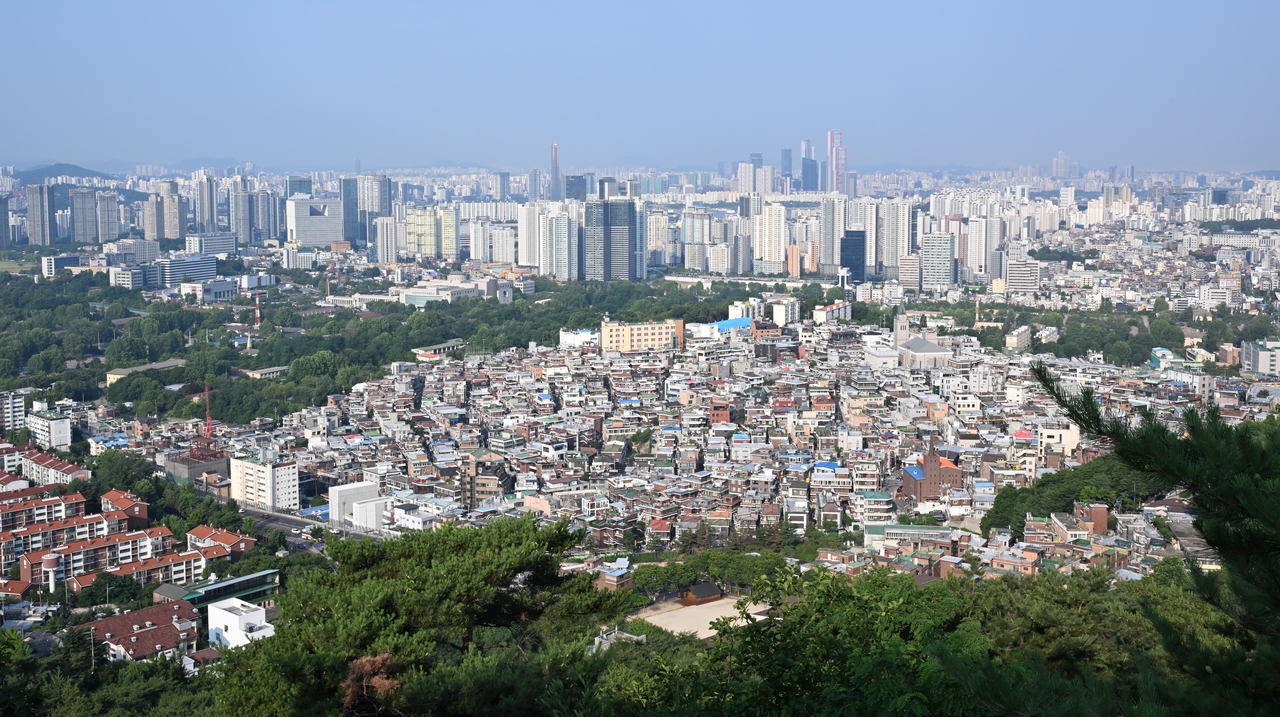 지난 16일 오전 서울 남산 N서울타워에서 바라본 서울시내 주택의 모습. 이상섭 기자