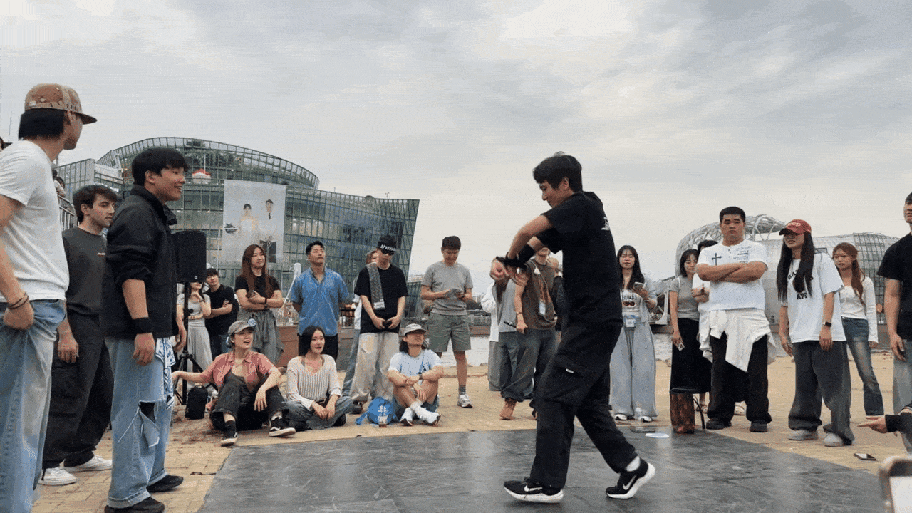 A dance battle is underway at Banpo Hangang Park in Seoul on June 6. (Tammy Park/The Korea Herald)