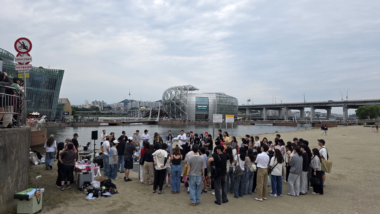 Onlookers gather to watch dancers as Hangang Jam gets underway.  Some passersby stopped to watch, while others ended up joining the event as participants or volunteer judges. (Ahn Chung-hyun)