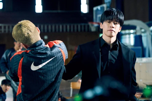 Teachers' Rights Protection Bureau official Na Hwa-jin, played by actor Kim Moo-yul (right), beats up a student in Netflix's hit series "Teach You a Lesson." (Netflix Korea)