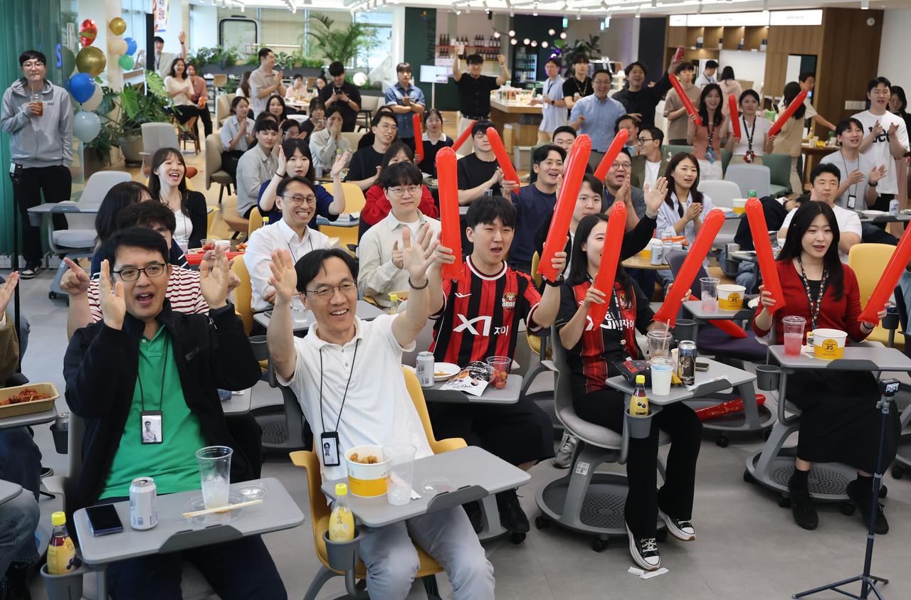 GS Retail employees watch South Korea's match against the Czech Republic at the GS Tower in southern Seoul's Gangnam on Friday. (Yonhap)