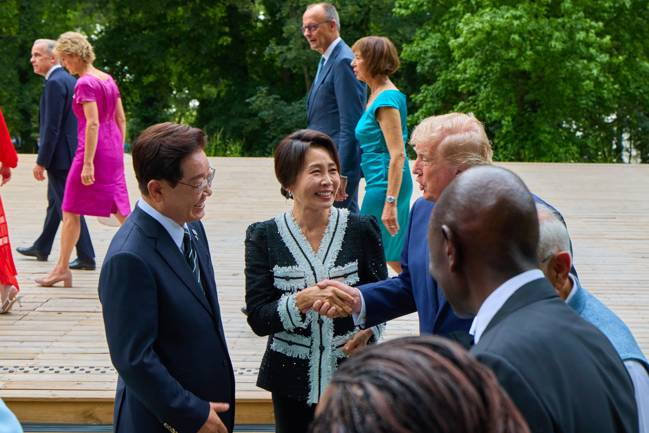 South Korean President Lee Jae Myung (first from left) and First Lady Kim Hea Kyung speak with US President Donald Trump ahead of the official dinner at the Group of Seven summit in Evian-les-Bains, France, on Tuesday. (Pool photo via Yonhap)