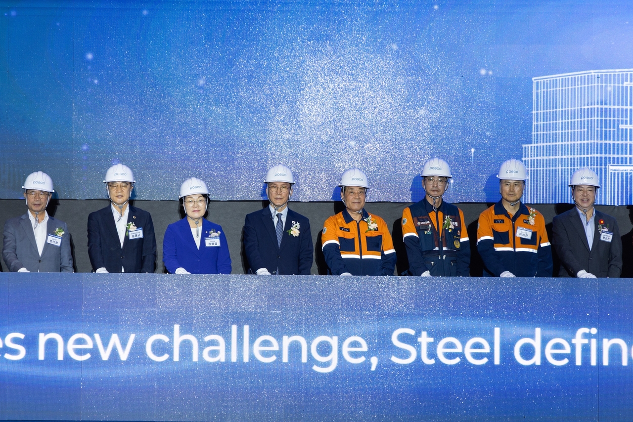 Posco Group Chairman Chang In-hwa (center right), Prime Minister Kim Min-seok (center left) and other key executives and officials pose for a photo at the completion ceremony of a new electric arc furnace at Posco’s Gwangyang plant in South Jeolla Province on Wednesday. (Posco Group)